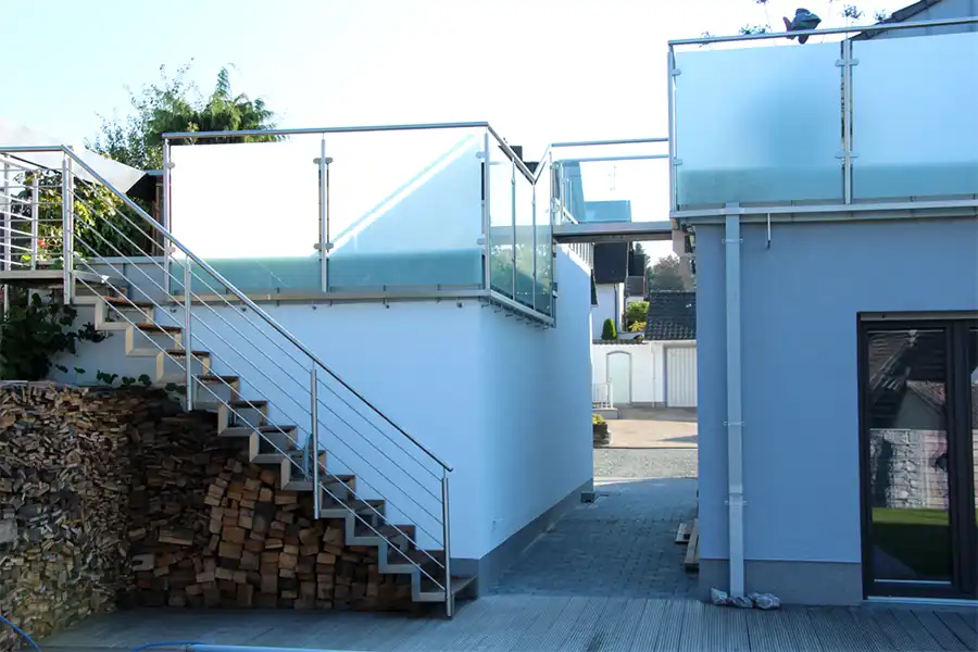 Gebäudeansicht mit Terrassen und Übergang
